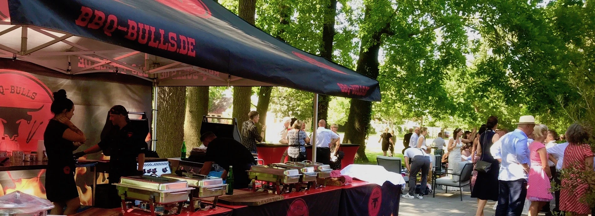 BBQ-Bulls mit Gästen im Grünen