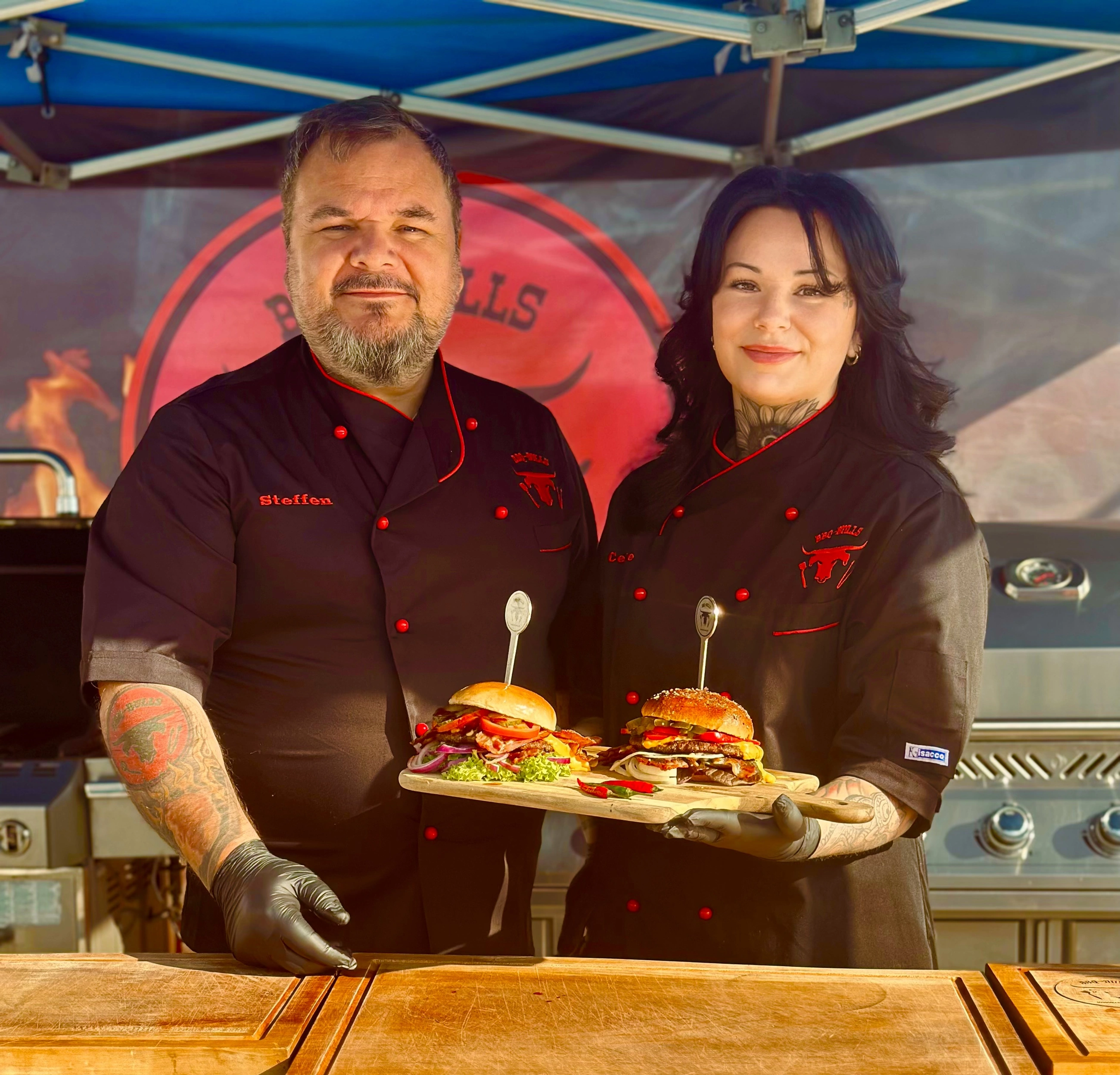 Steffen und Celine präsentieren ihre BBQ-Bulls Burger