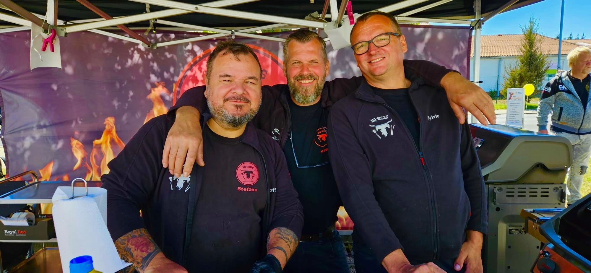 Drei BBQ-Bulls Grillmeister gemeinsam am Grill