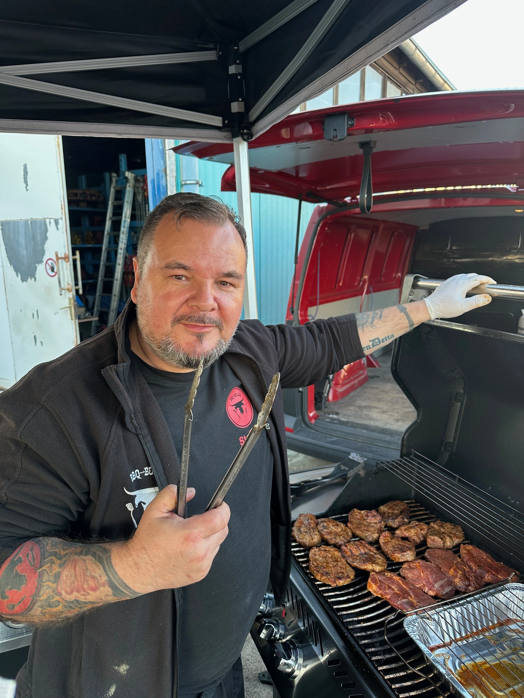 Grillmeister am Rost
