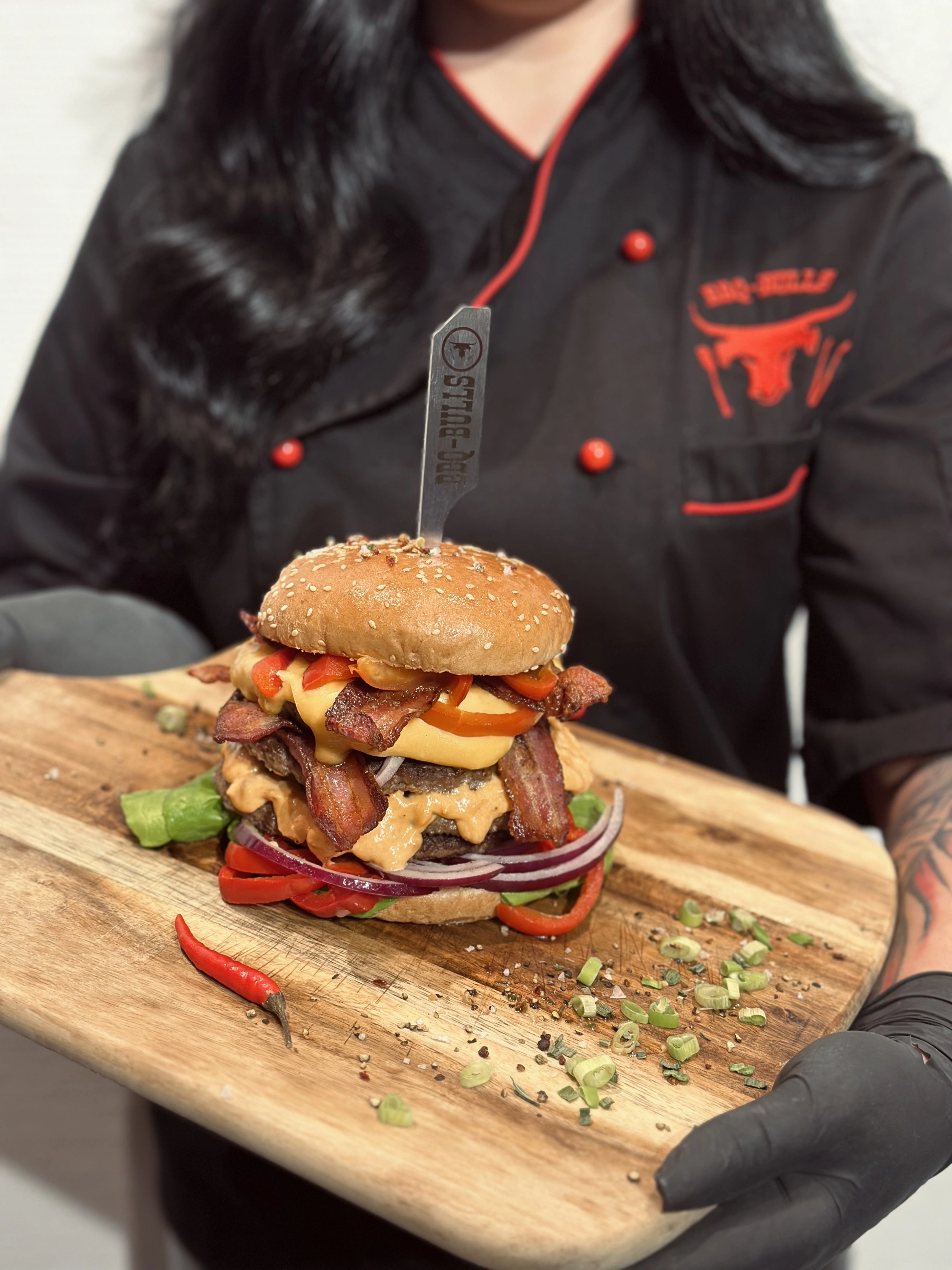 Celine präsentiert einen frisch zubereiteten Burger