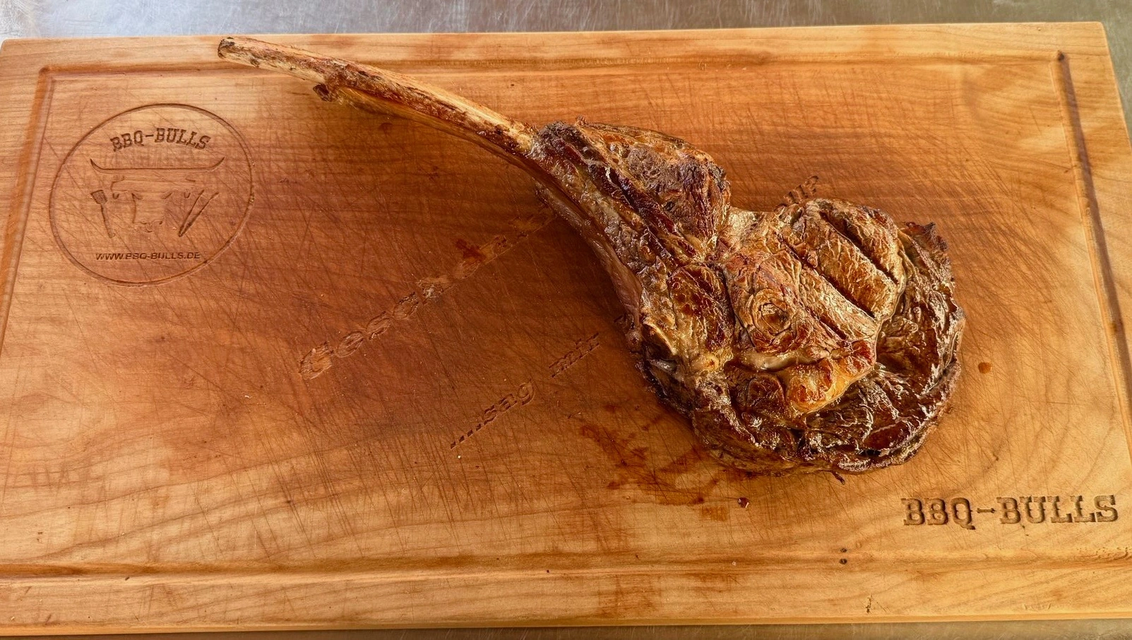 Tomahawksteak auf dem BBQ-Bulls Brett