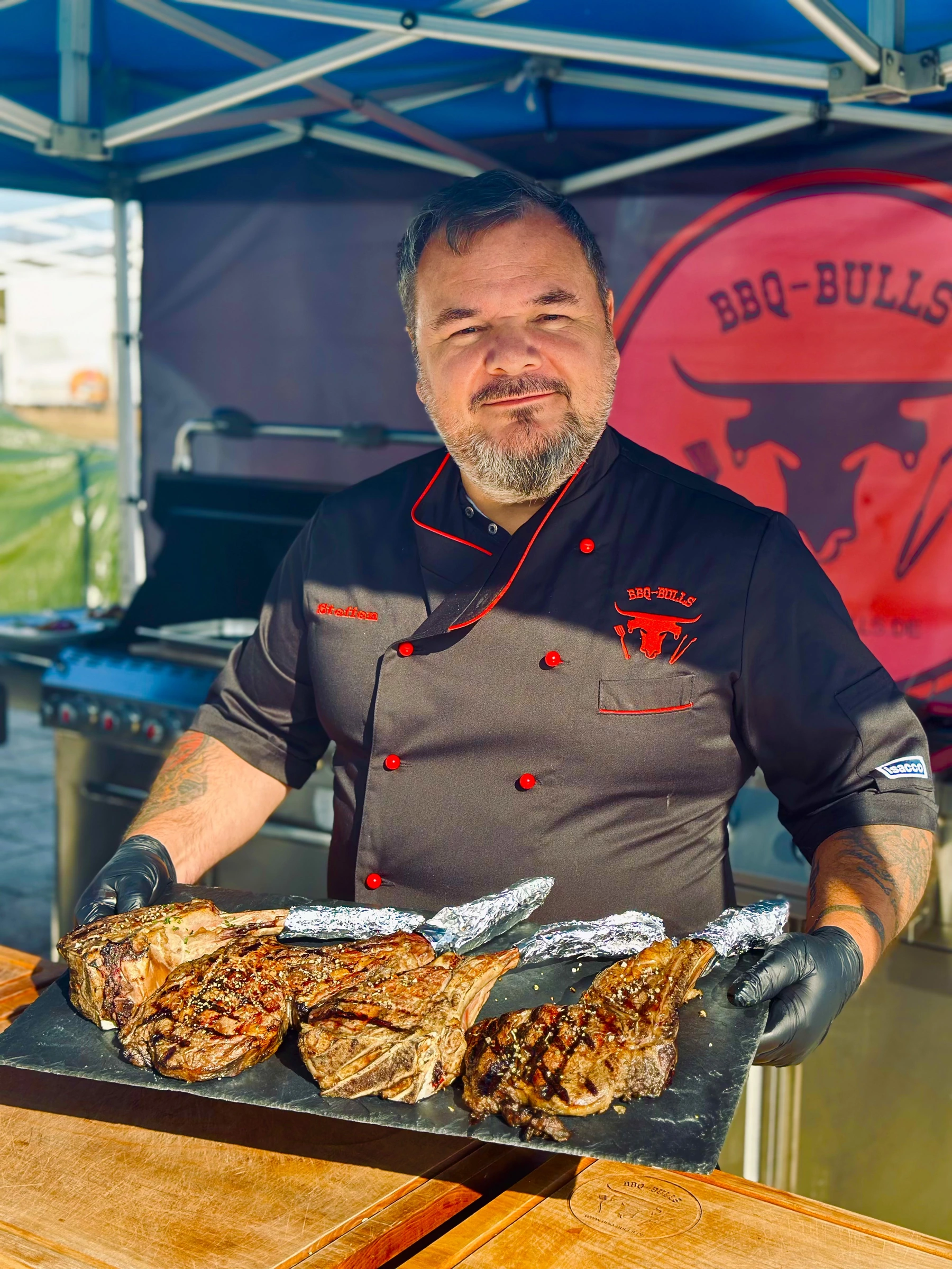 Steffen mit frisch gegrillten Tomahawksteaks