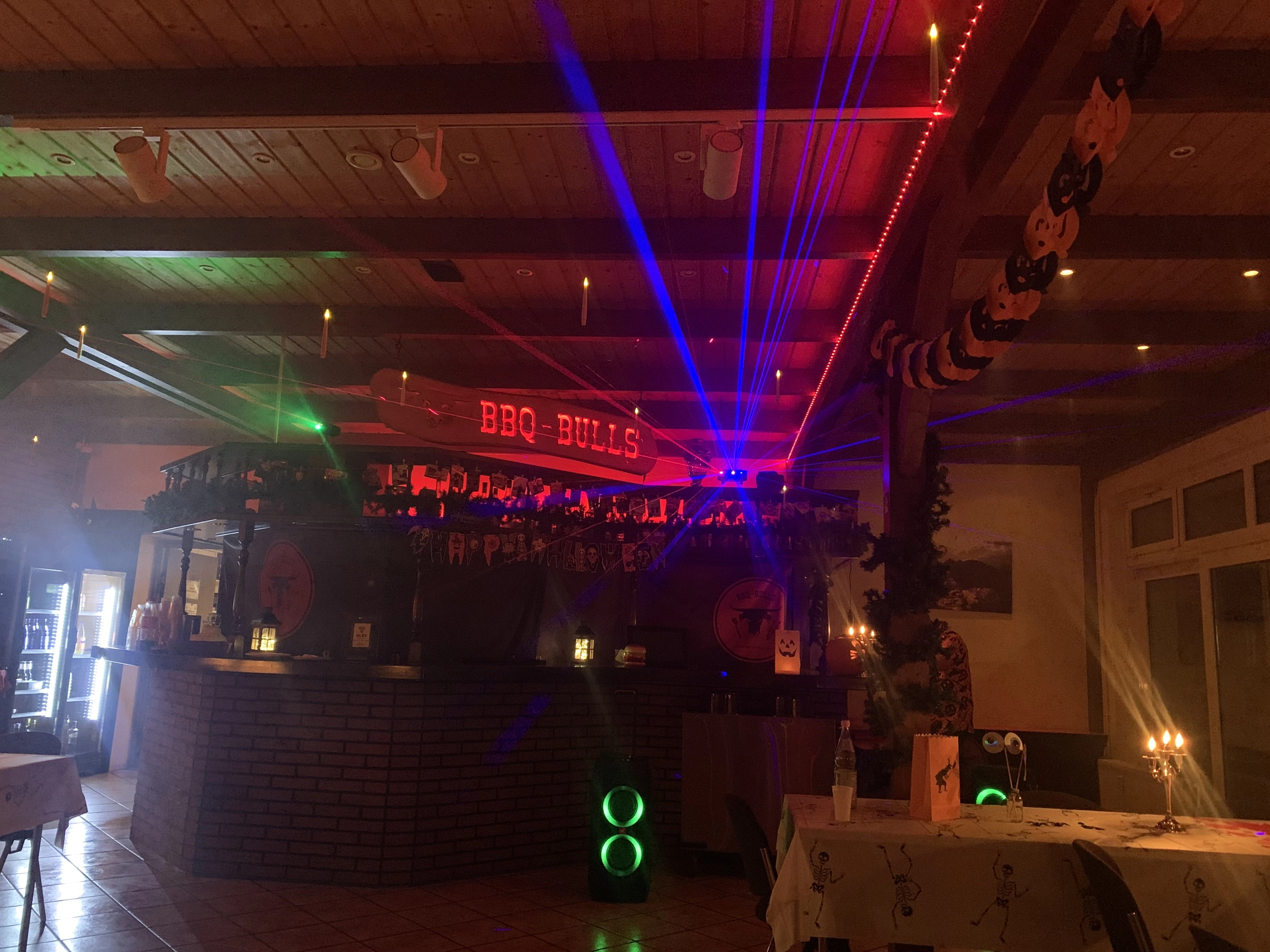 Bar im Gastraum mit stimmungsvoller Partybeleuchtung
