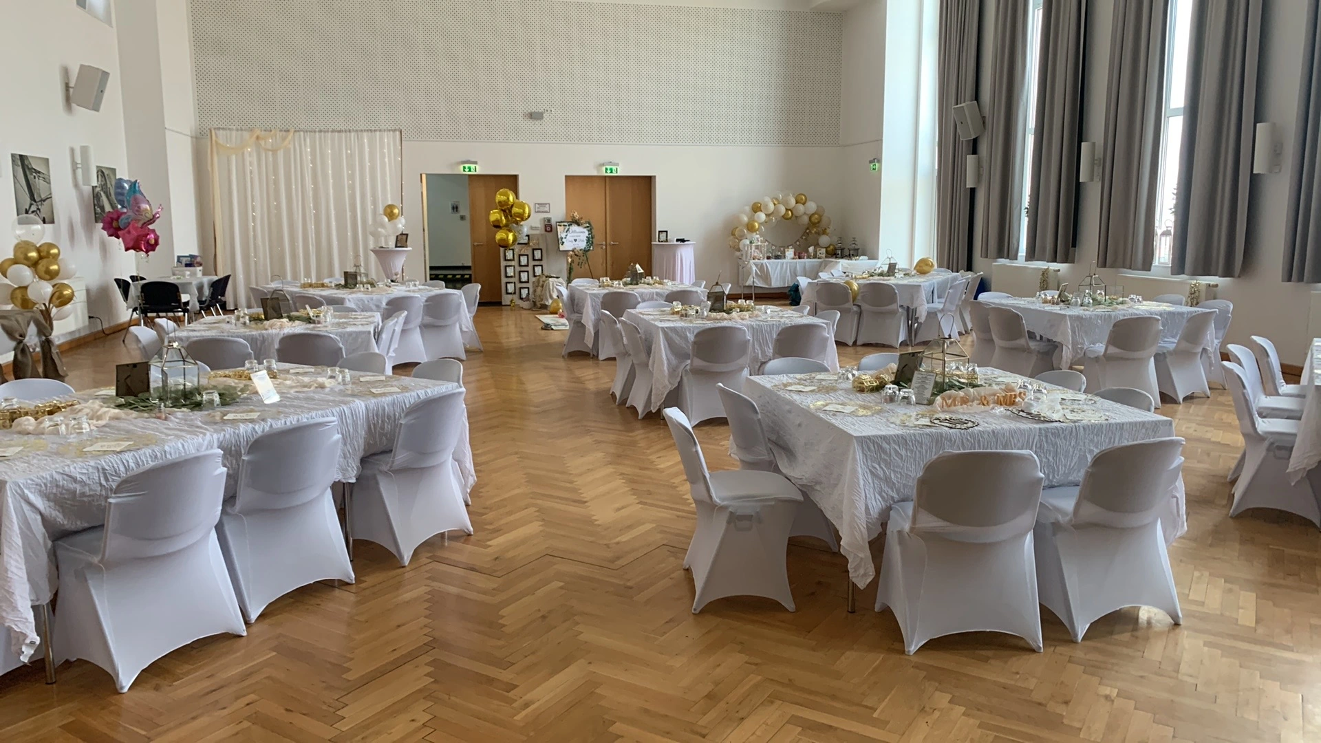 Der große Saal der BBQ-Bulls, festlich für eine Hochzeit gedeckt