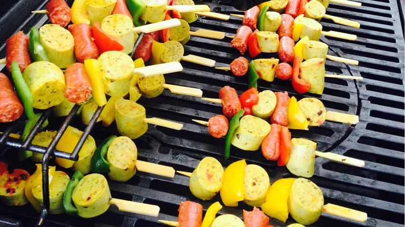 Bunte Gemüsespieße auf einem Grillrost